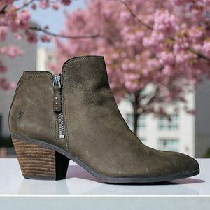 FRYE Judith Double Zipper Leather Ankle Boots Size 9 Women